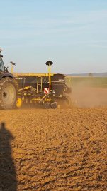 Múlt heti demónkon elég látványos gépkapcsolatot alkotott az eForte 300 és a fekete Detz-Fahr traktor a naplementében 😎...