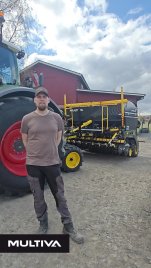 Agcon tuotekouluttaja Juho Erkkilä kylvää kevään 2025 kylvöt Multiva eForte 300 -kylvölannoittimella. Koneessa tullaan h...