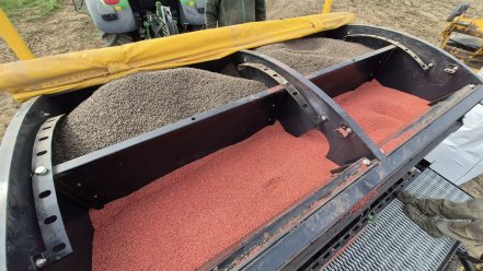 Mai demó: Csirke trágya pellet és búza vetése zúzott napraforgó tarlóba eForte 300-as direktvetőgépünkkel 🌱😎 Videó ham...