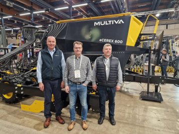 Onnittelut hienosta konehankinnasta!🚜🌾 Kylvökonekauppoja MaatalousKonemessuilla! 🤝 MaatalousKonemessuilla lyötiin kät...