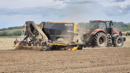 Szóját vetünk dupla sortávra a Multiva eCerex 600 pneumatikus vetőgéppel Zalában, kihasználva a vihar előtti csendet. 😎...