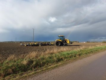 Viime viikon sateiden jäljiltä on päästy takaisin pelloille. Mika Äijälän TopLine Super 1500 XL vetotraktoreineen on kom...