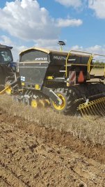 500kg/ha csirke trágya pellet és 200kg/ha búza vetése egyszer gruberozott és csupasz gabona tarlóba 🐔🌱