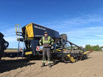 🚜 Kylvöt käyntiin Karinkannassa uudella eCerex 600 -kylvökoneella! 🌾 Jari Tyyskä sekä hänen poikansa, tuleva tilan jat...